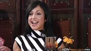Se Donne خواتین پہننے se stivali knee-high جوتے اور ، اتارنا fucking miniskirts