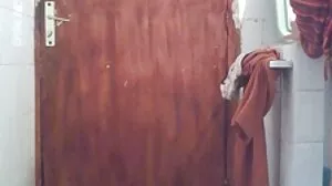 سرخ ٹیوب میں کوئی.