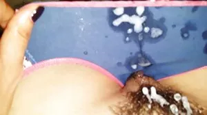 خوبصورت سنہرے بالوں والی فالس کے ہاتھوں میں ایک شیطانی آدمی منسلک ایک سور کی طرح ایک پابندی کے ساتھ جنسی تعلقات