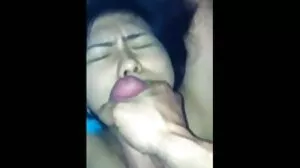 مقعد آخر کے ساتھ ایک نوجوان busty