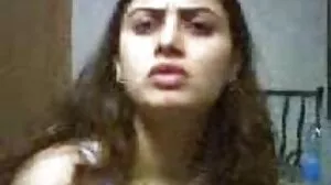بڑی چھاتی کے ساتھ لیٹنا
