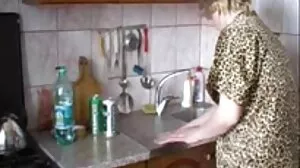 سیاہ hued گھوبگھرالی بالوں والی Milf