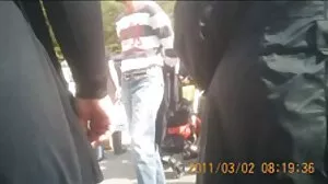 شوہر حاصل بیوی کو دیکھ کر کیلوں سے جڑا ہو اور ذائقہ کے ساتھ