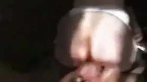 بلاگ کے شوقین اس کی بلی کے ساتھ ٹانگوں دکھا ، پھیلانے